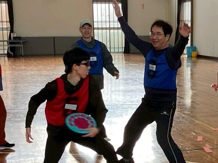 体育館、フリスビーを楽しむ男性たち、笑顔