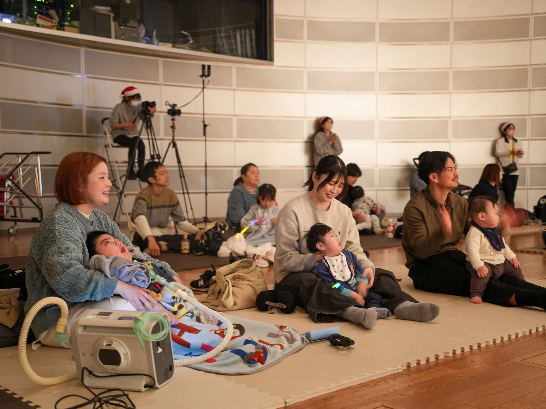 イベントで集まる家族と子供たち