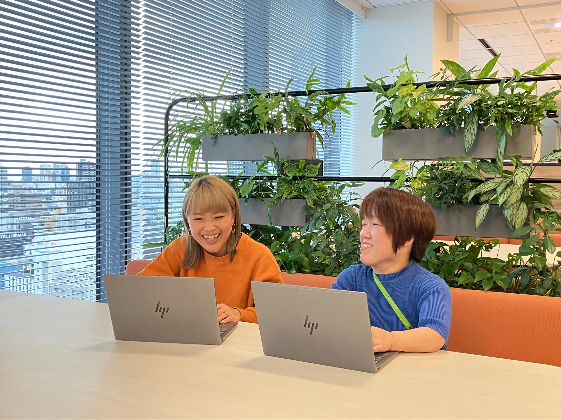 オフィスで働く女性2人