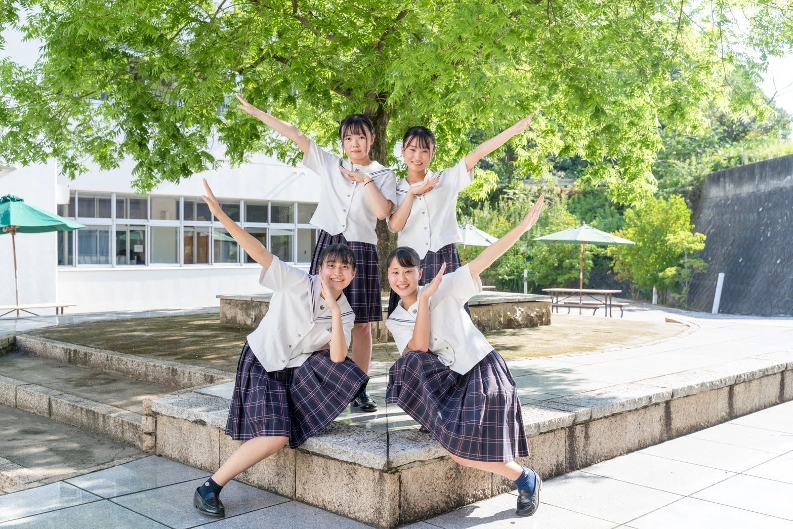 制服姿の女子学生ボランティアチーム