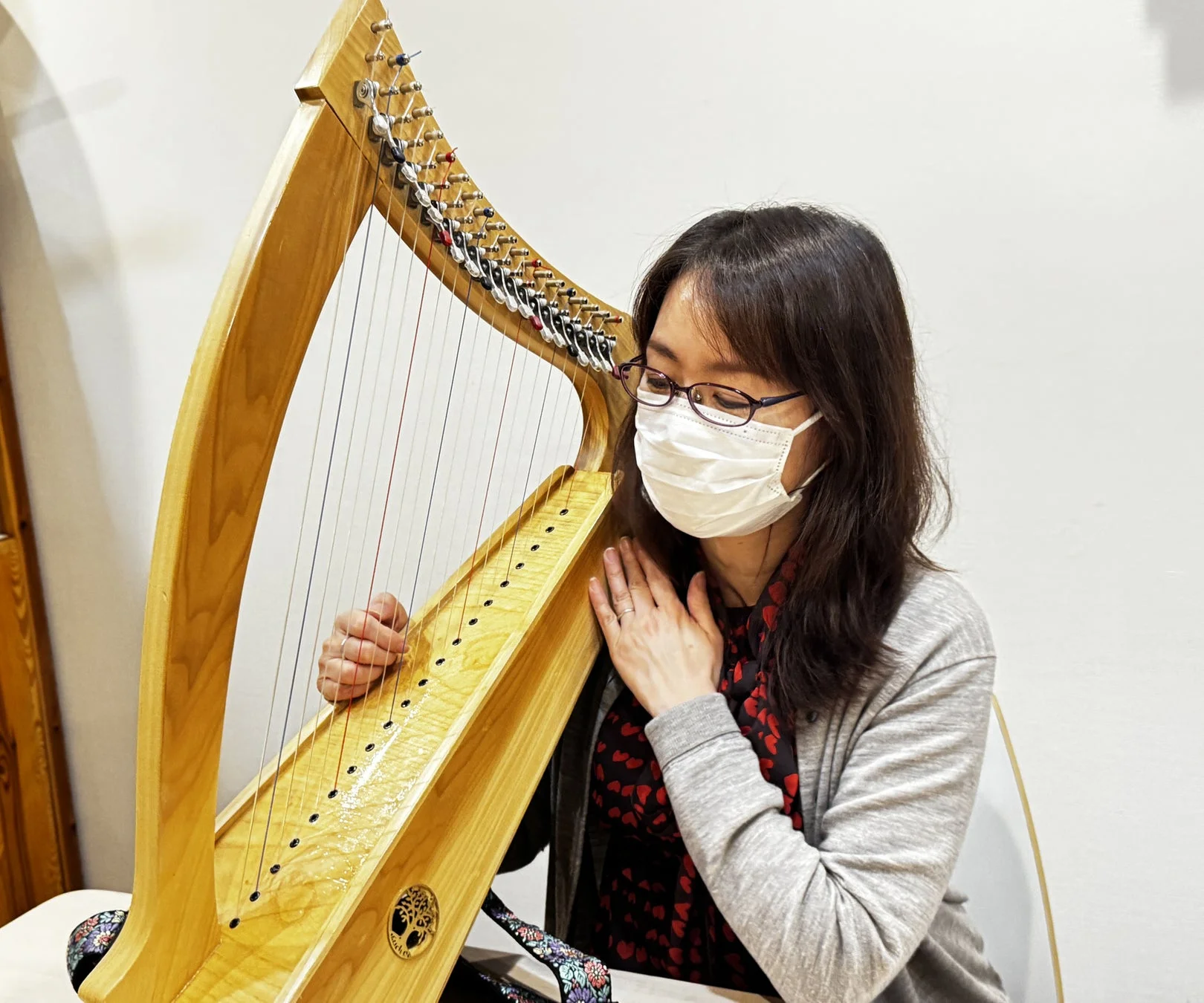 ハープを演奏する曽我あかね氏のポートレート