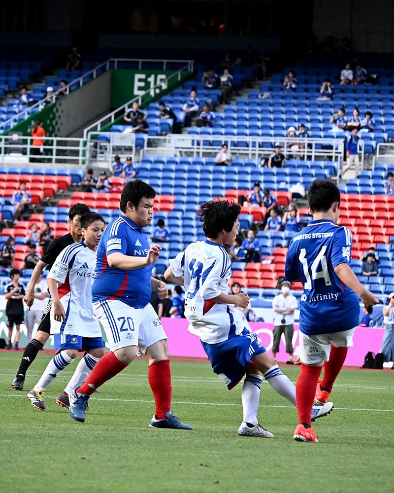 サッカーの試合中の選手たち