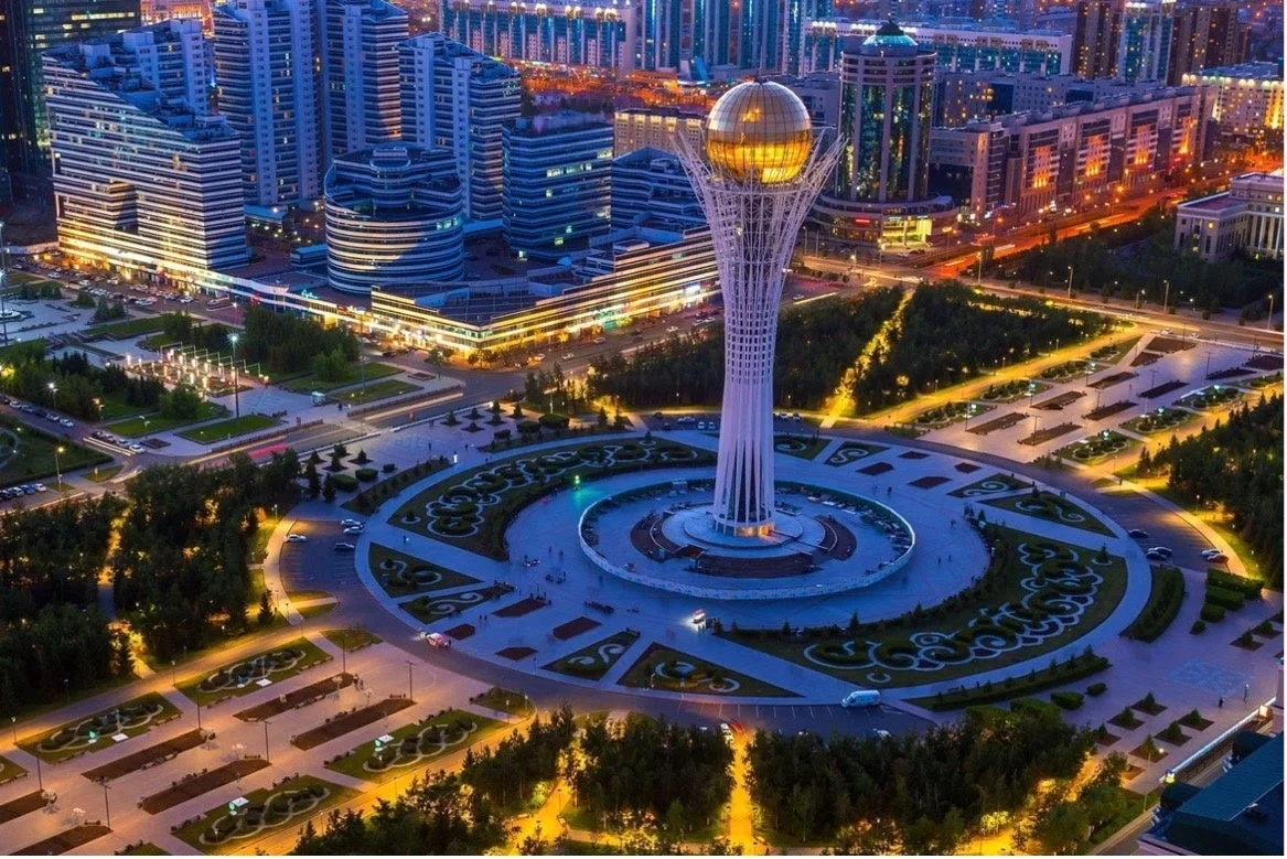 カザフスタンの首都ヌルスルタンの象徴的な建築物、バイテレク塔の夕暮れ時の空撮写真