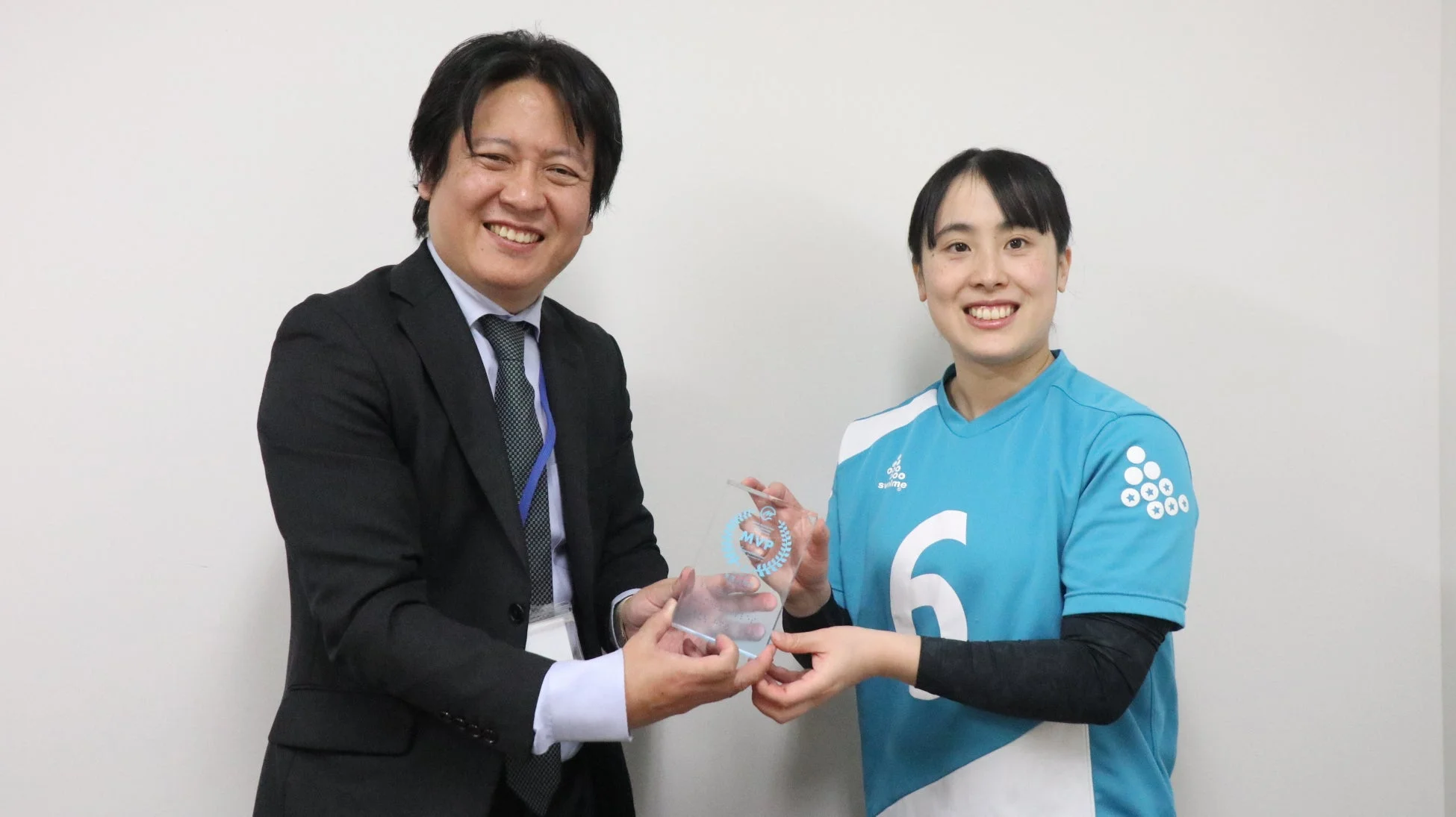 MVPトロフィーを授与される高橋利恵子選手