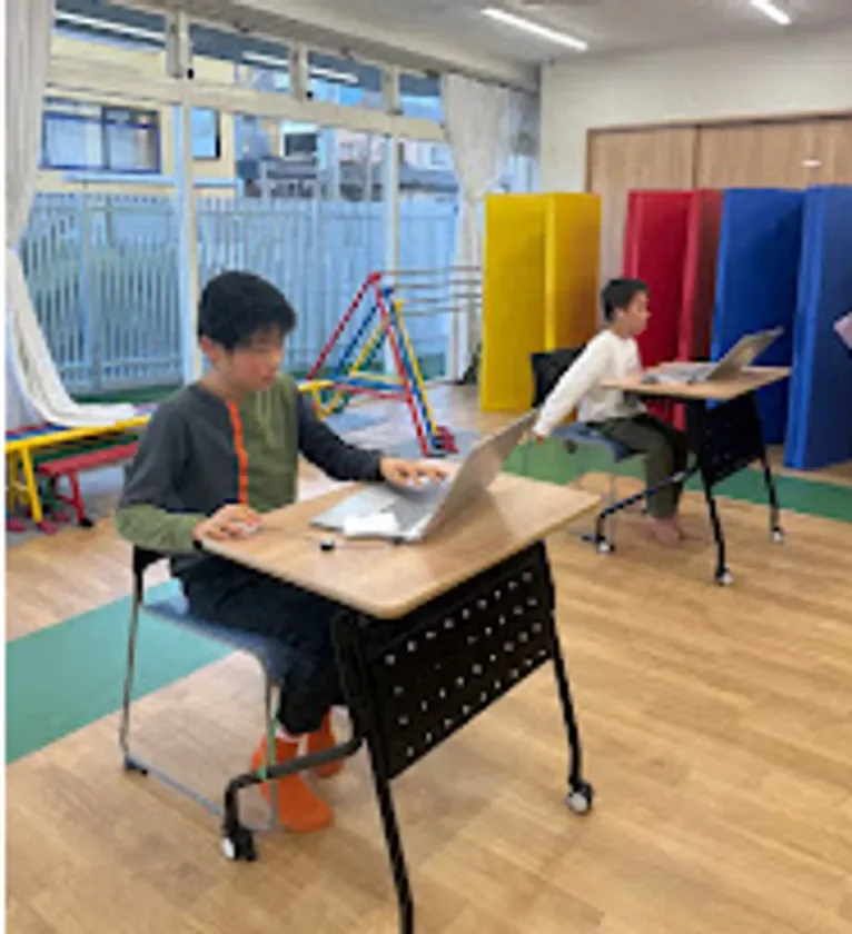 少年たちがパソコン学習をしている様子