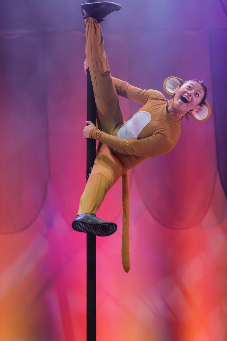 ネズミのコスチュームを着たパフォーマー