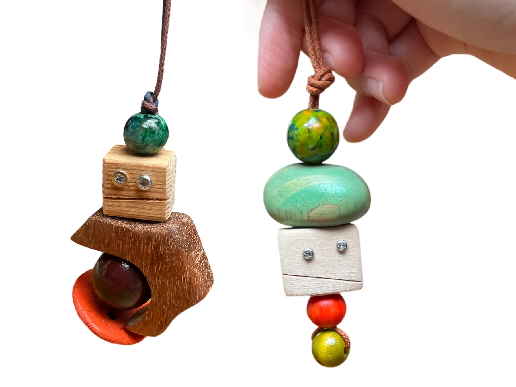 手作りの木製とビーズの装飾品