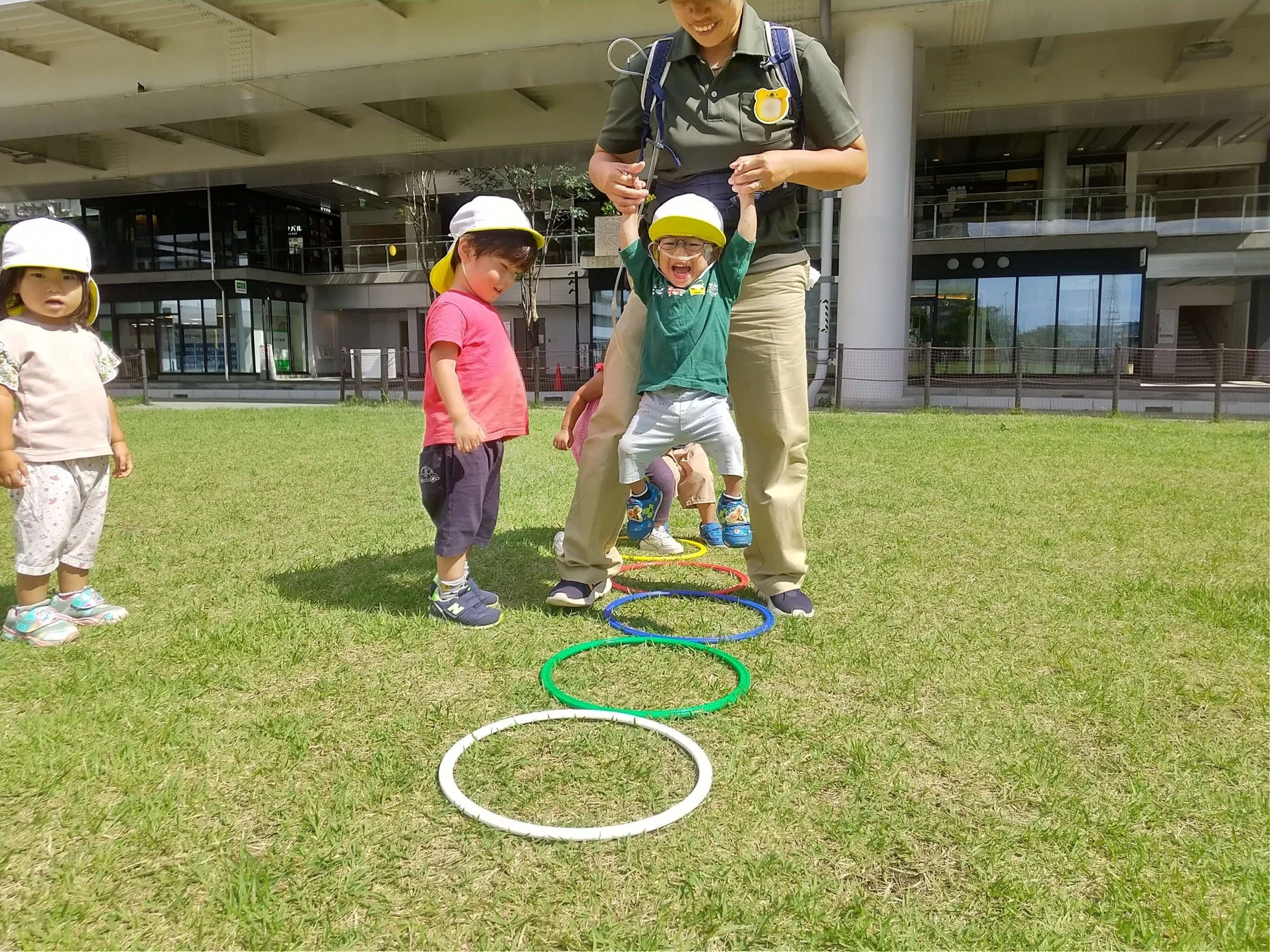 子供と大人が外で遊んでいる画像