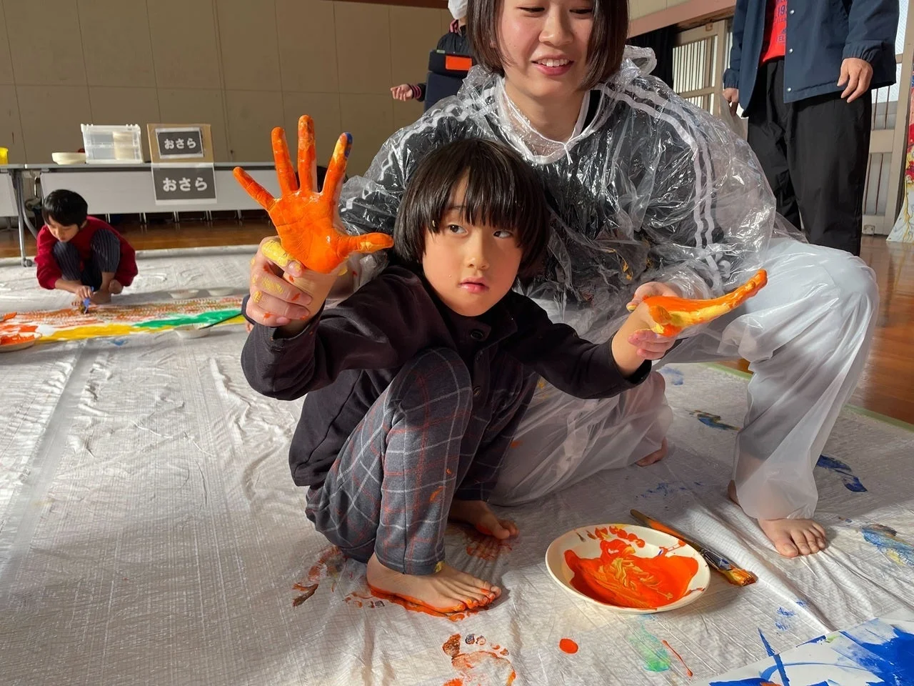 手形アートを楽しむ子供と大人