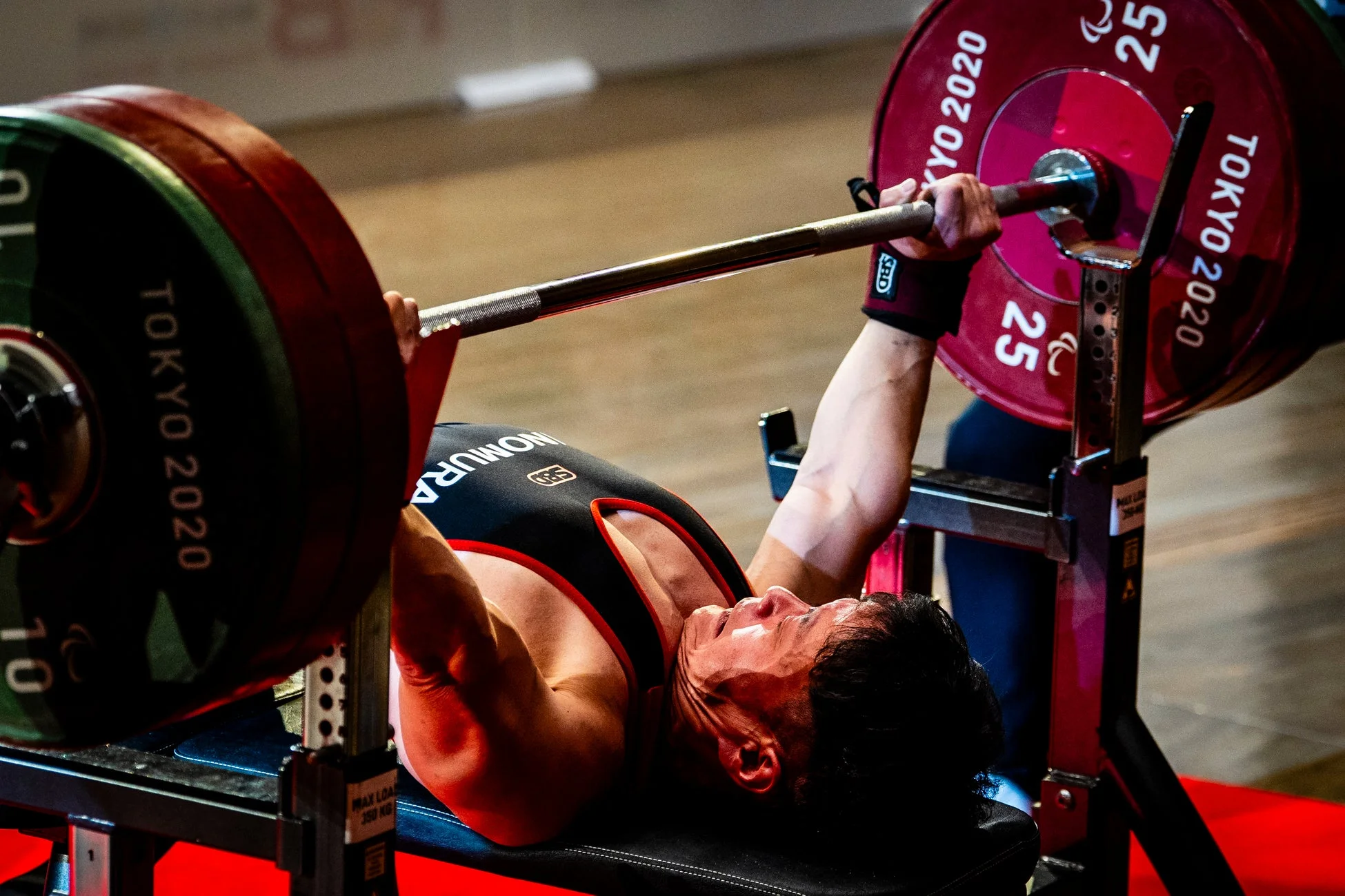 ベンチプレス中の西崎哲男選手