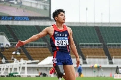 摂南大学のユニフォームを着用して競技場で走る近藤元選手