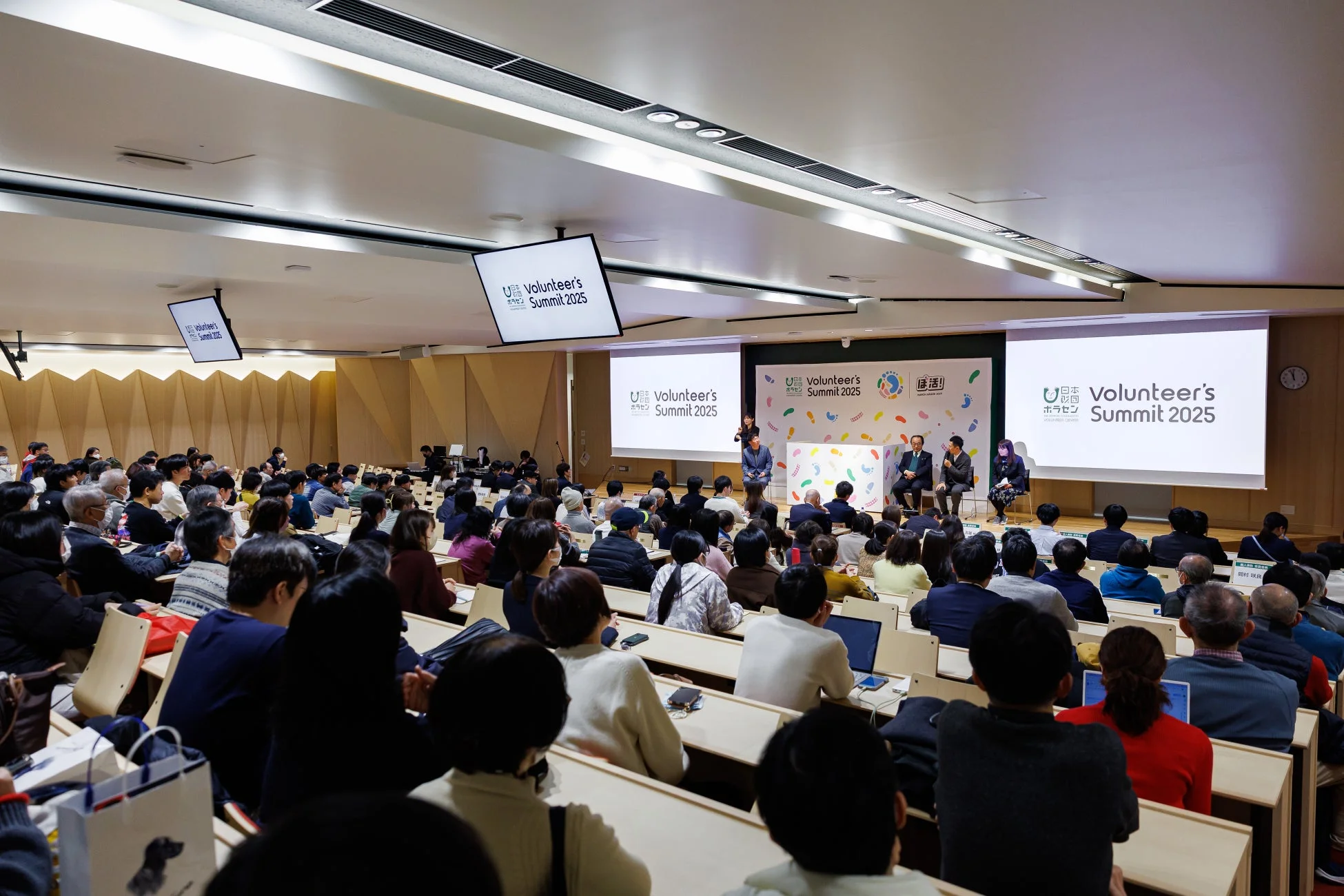 大勢の参加者が集まる屋内イベントの様子