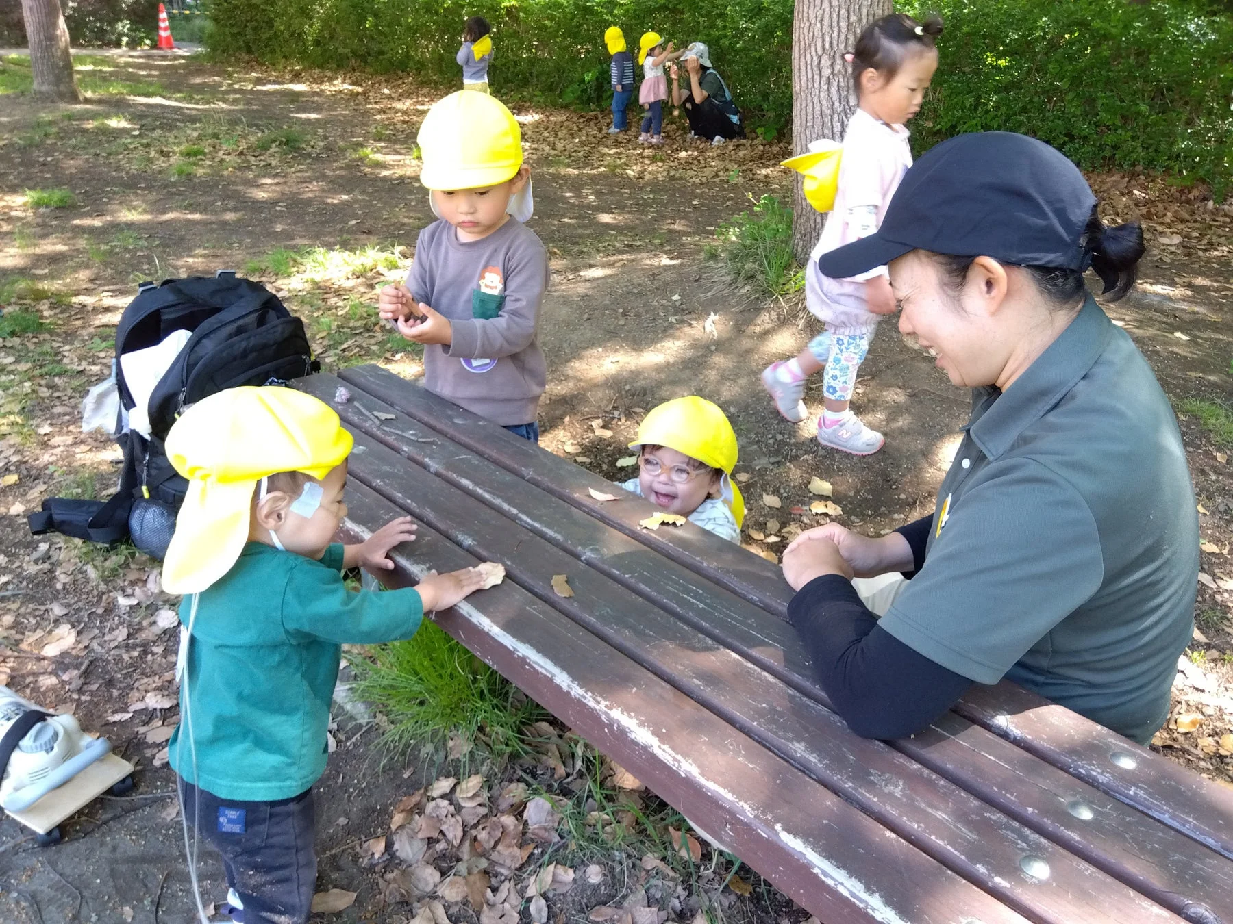 公園で幼児と大人が遊んでいる様子