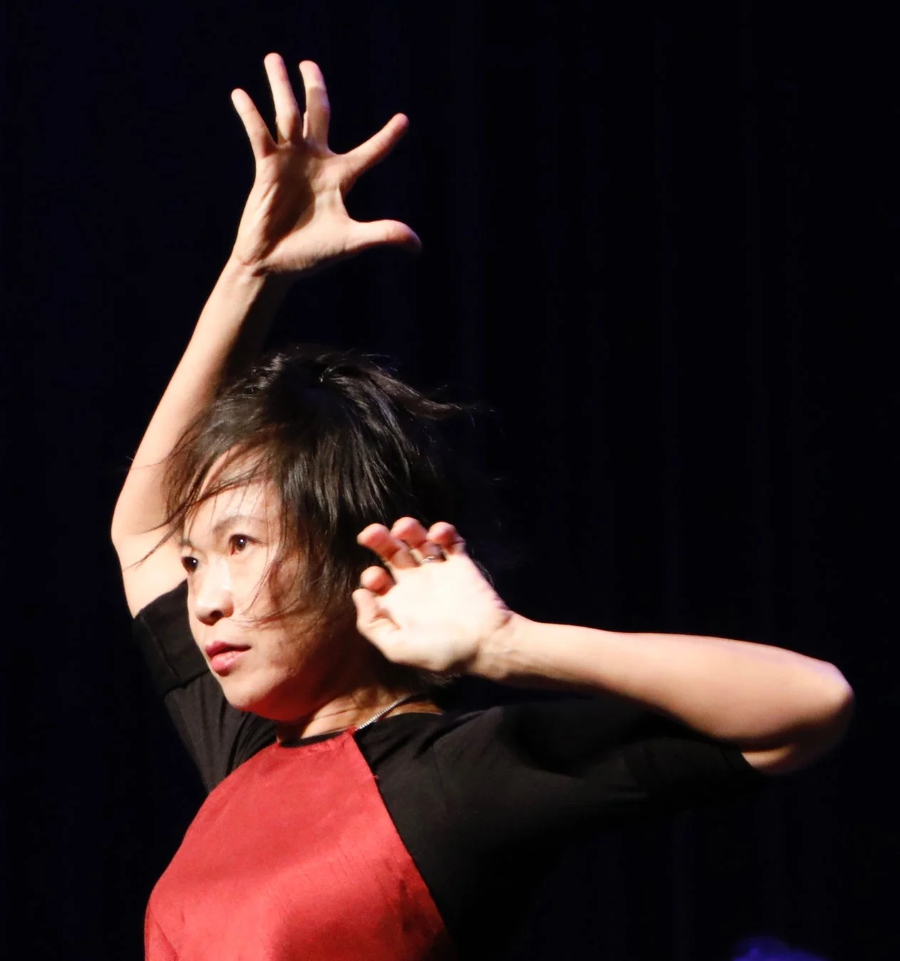 舞踏を披露する女性