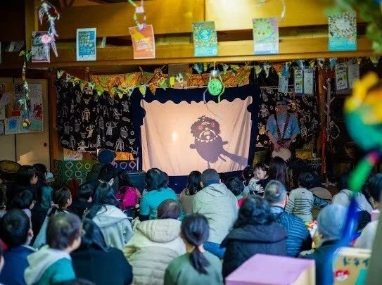 影絵劇を鑑賞する観客