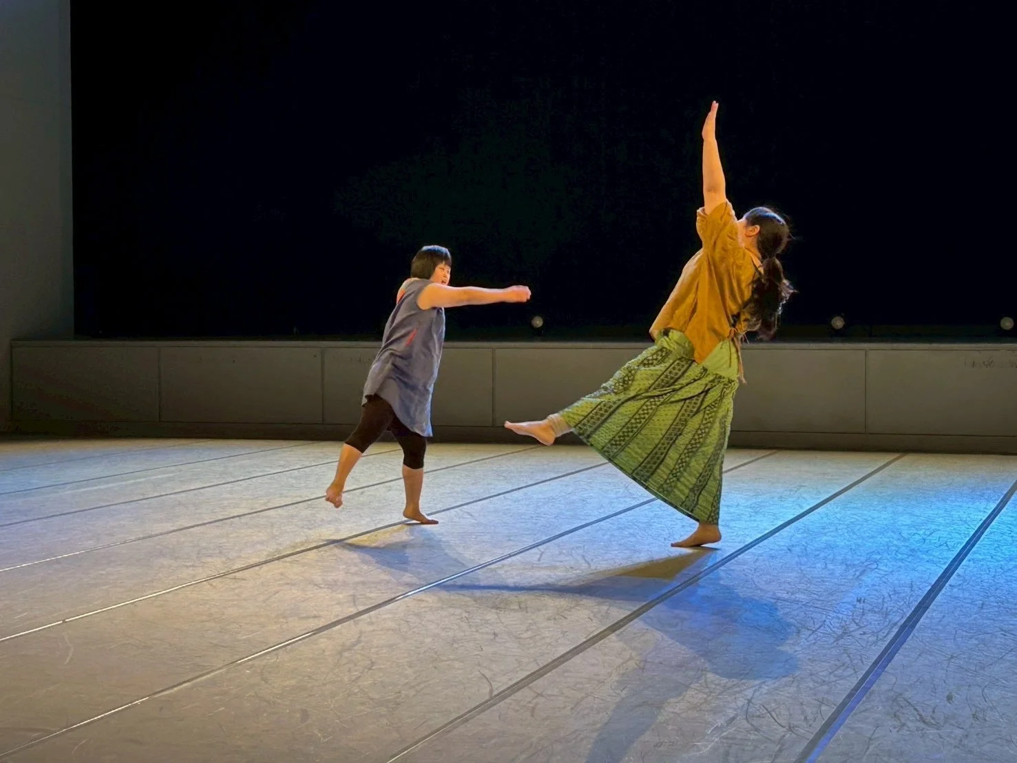 舞台でダンスを披露する女性ダンサー