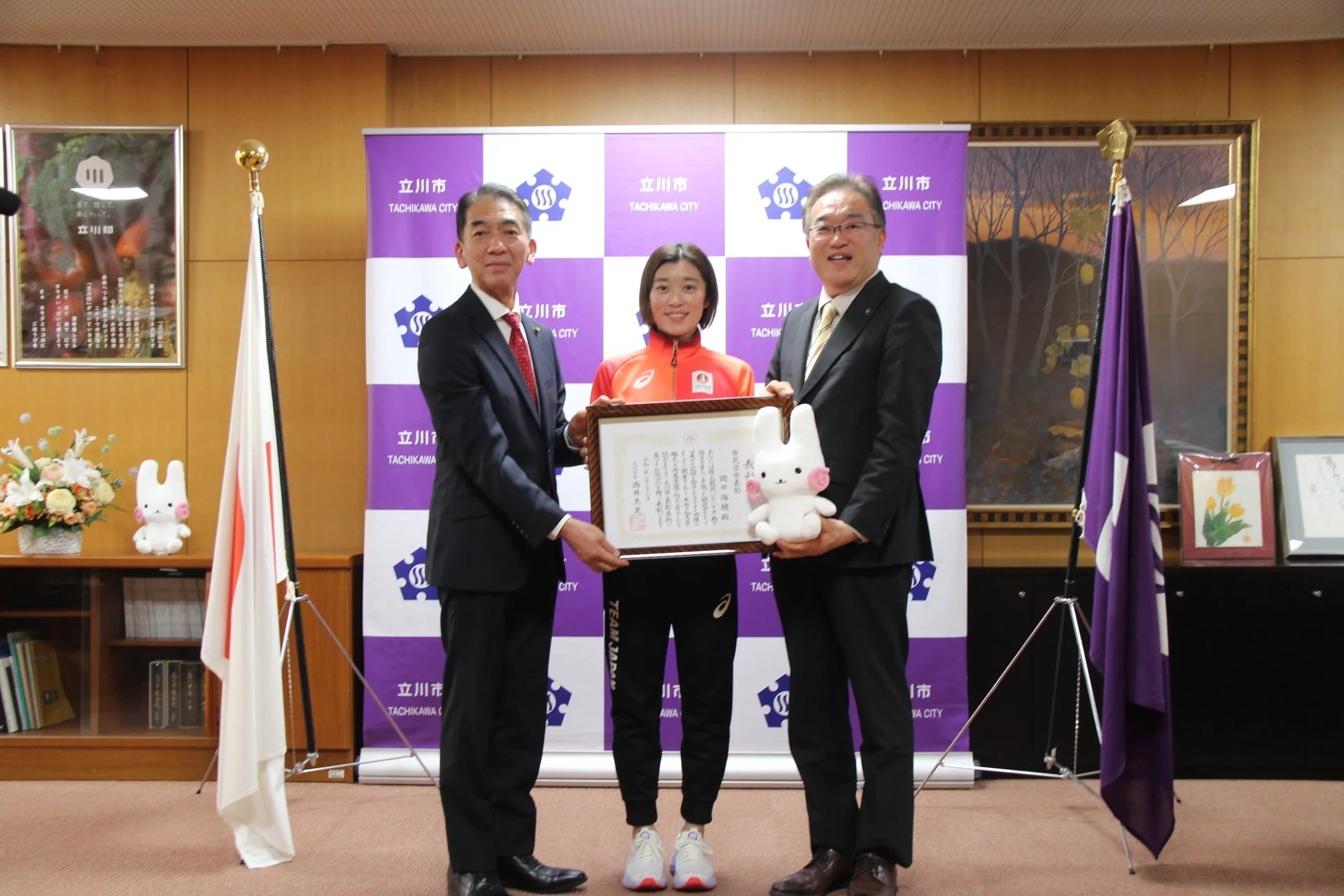 岡田海緒選手の表彰式の様子