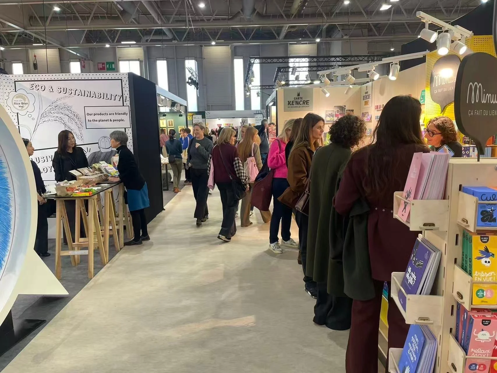 多くの人々で賑わう屋内イベント会場