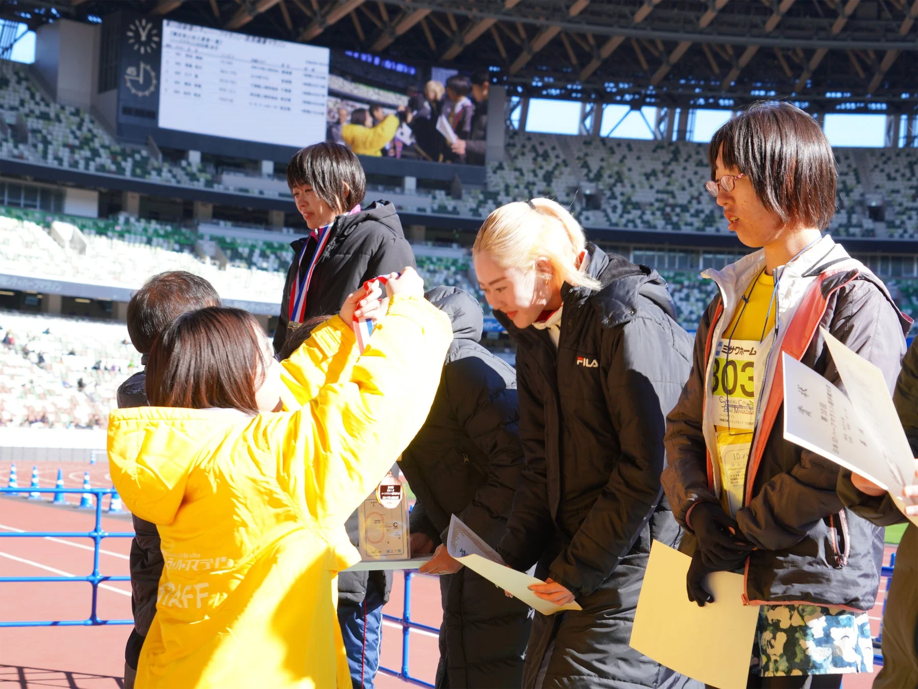 晴れた屋外競技場での表彰式の様子