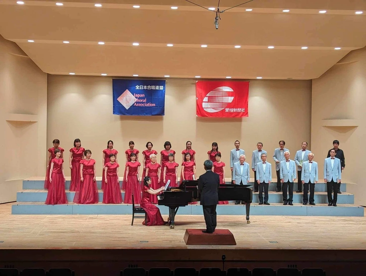 ステージで合唱する合唱団