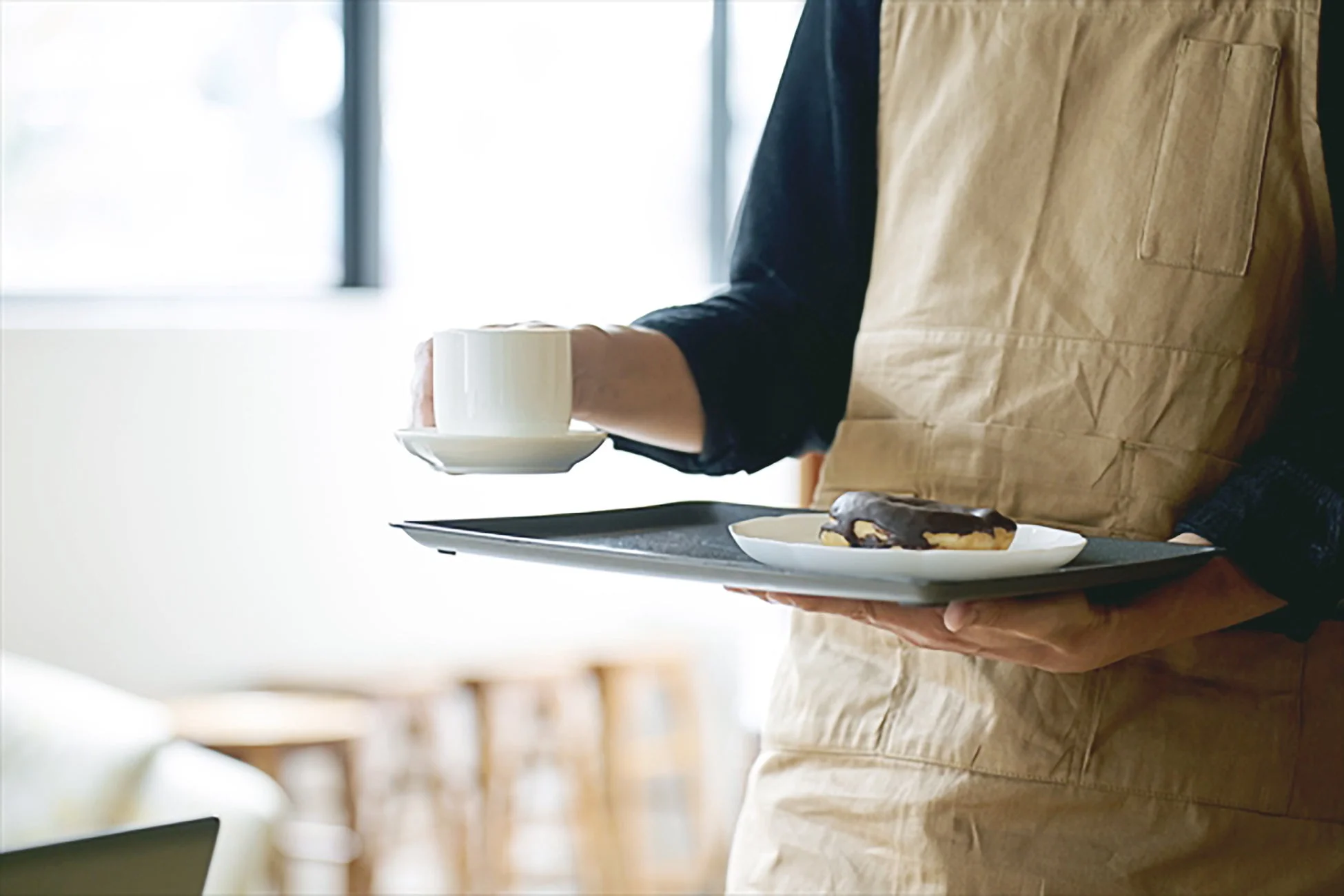 トレーを運ぶ様子