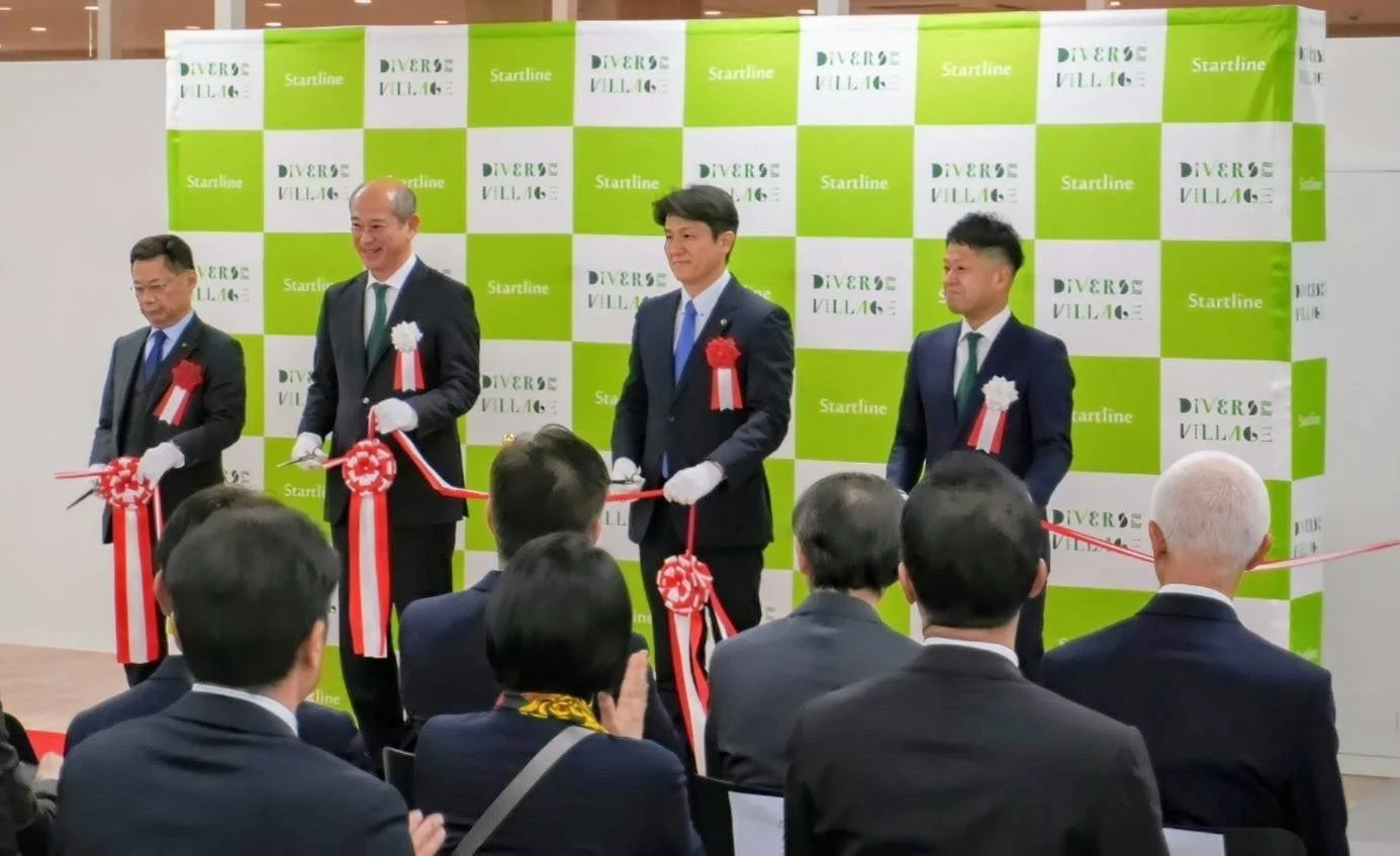 テープカットの様子