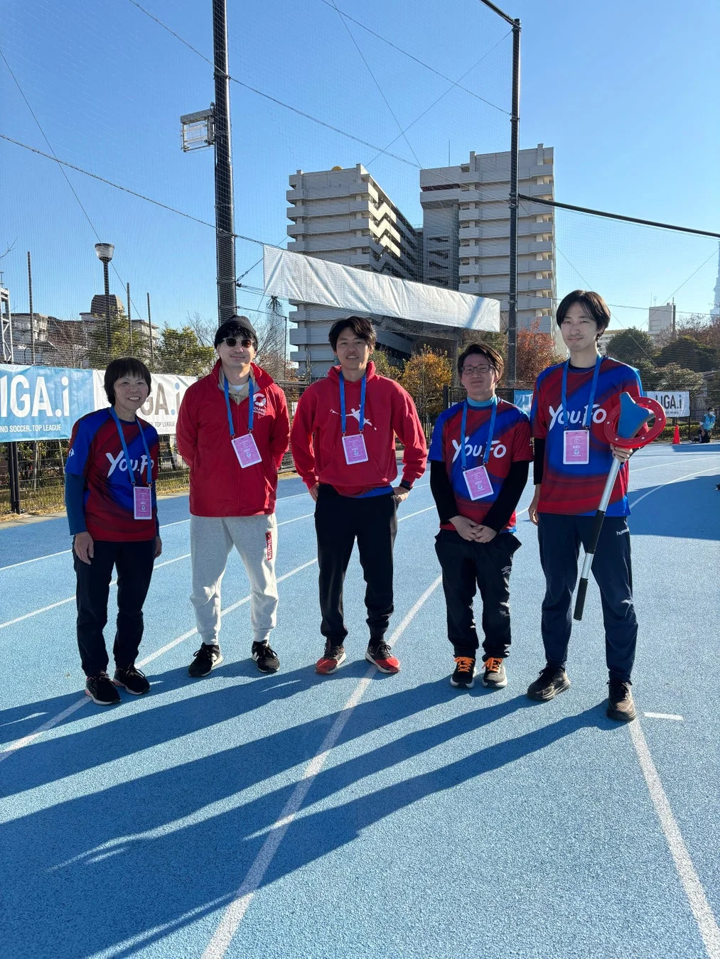 Youfoロゴ入りユニフォームを着た5人の男女が立っている集合写真