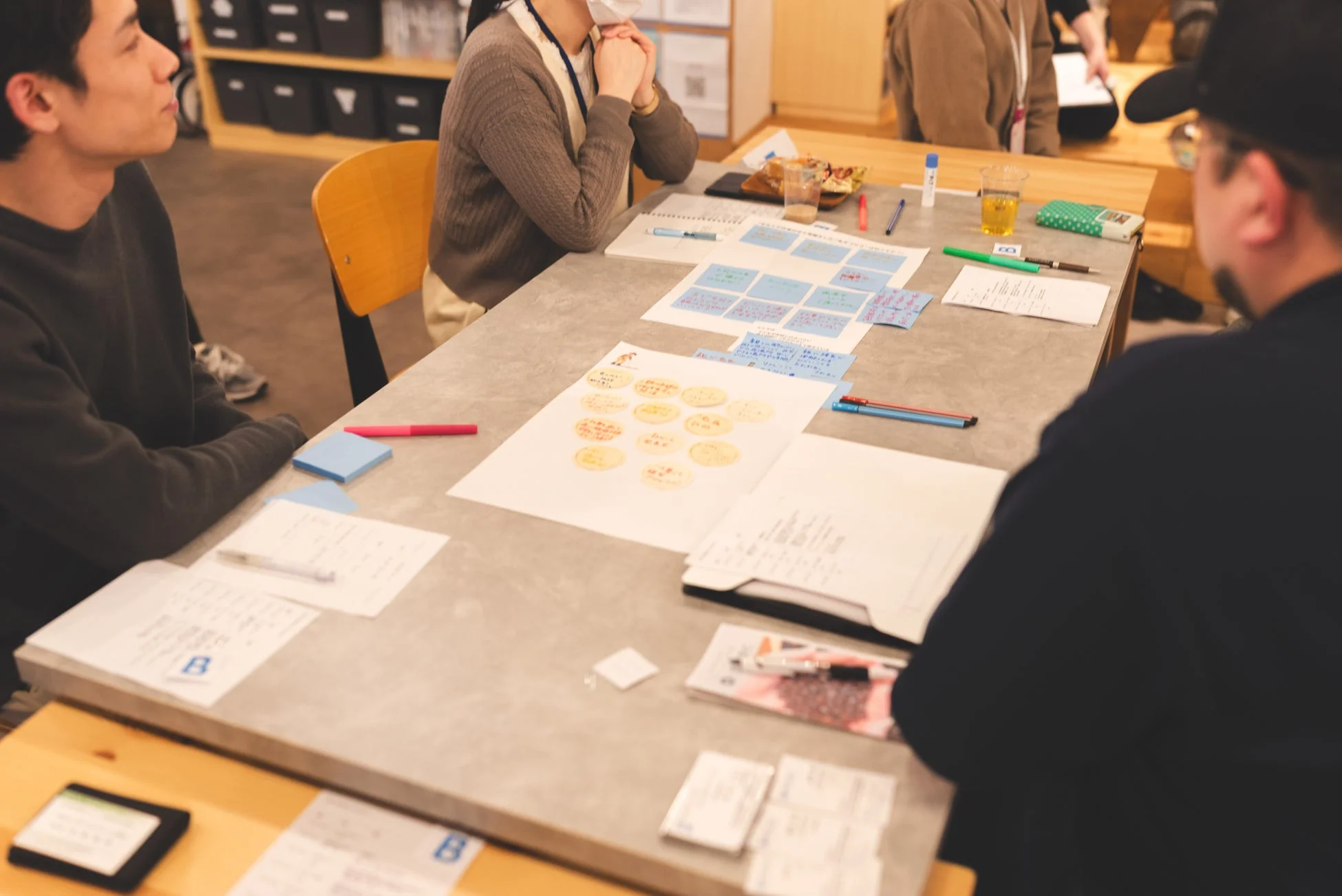 ワークショップで活発に議論する参加者たち