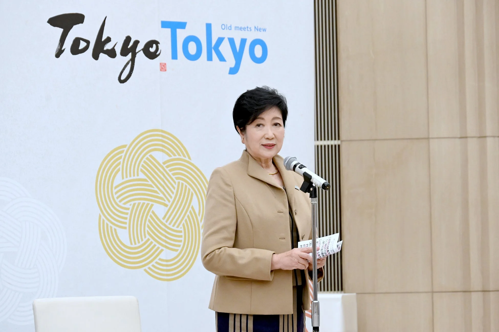 マイクの前に立つ齋藤えりか理事長