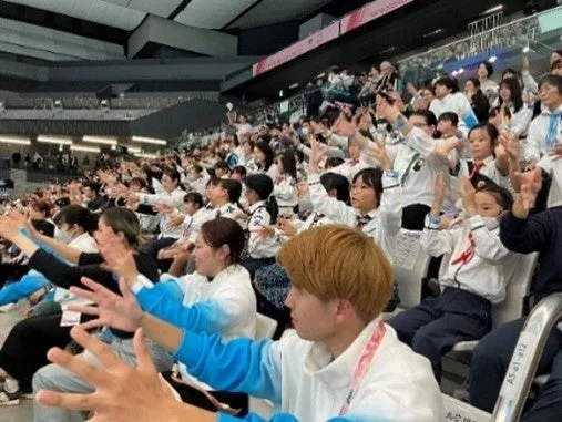 サインエールで応援する観客