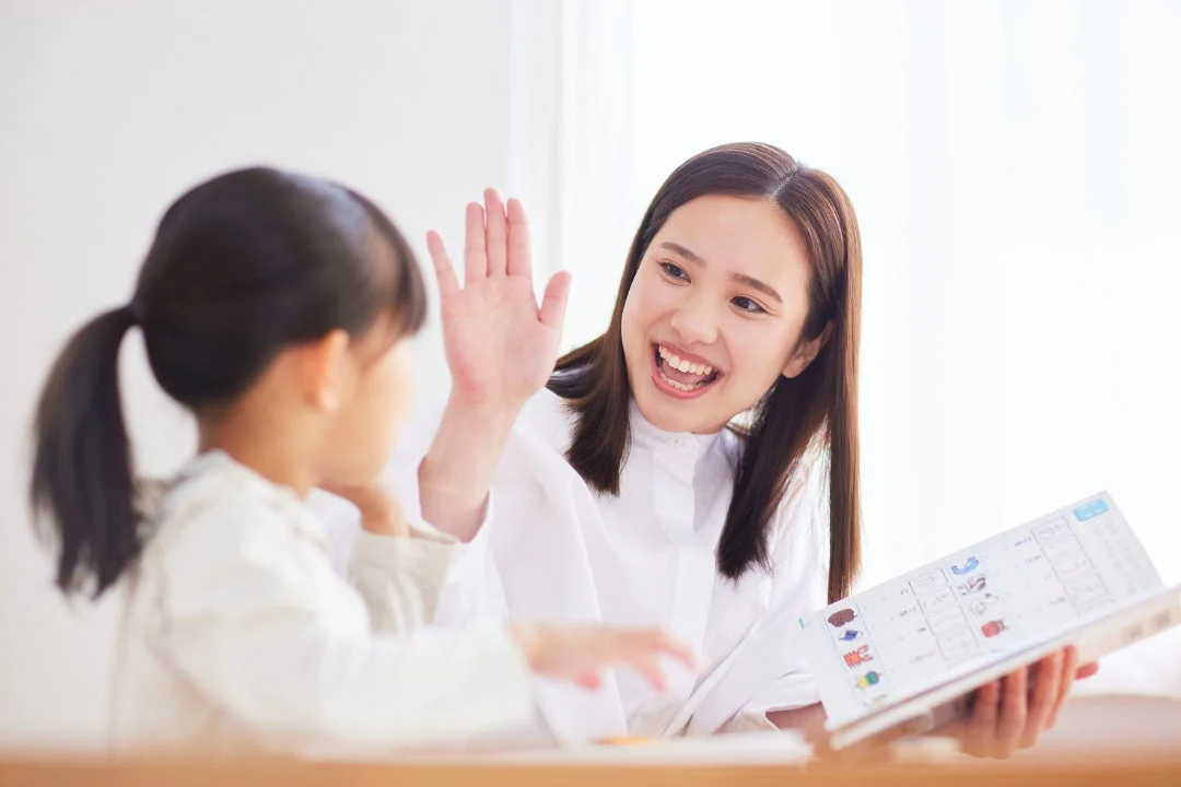 女性と子供がコミュニケーション