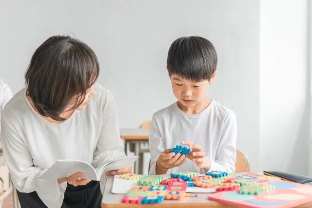 パズルをする子供と先生