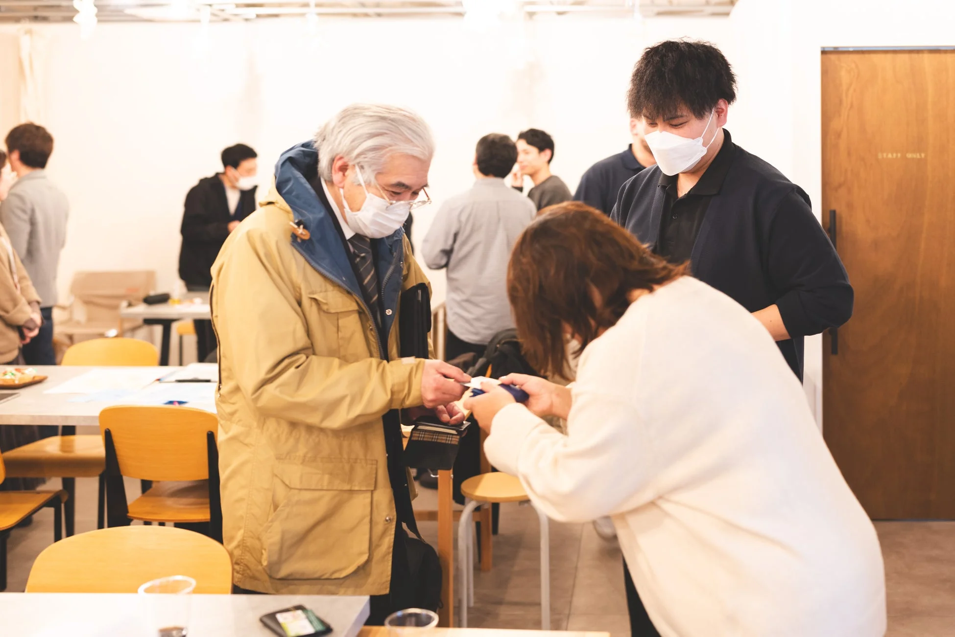 イベントで交流する参加者たち