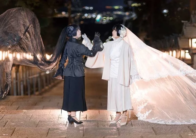 夜の屋外で対峙する二人の女性