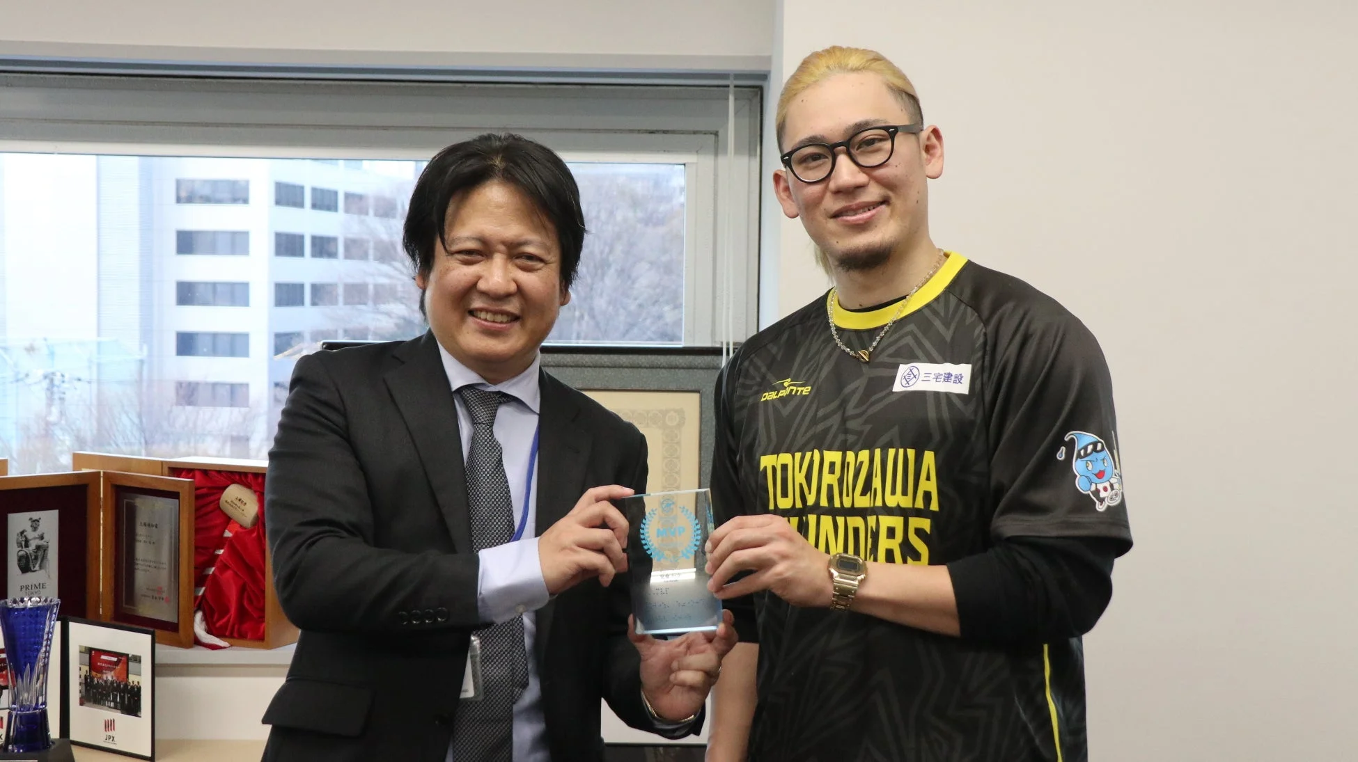 MVPトロフィーを授与される宮食行次選手