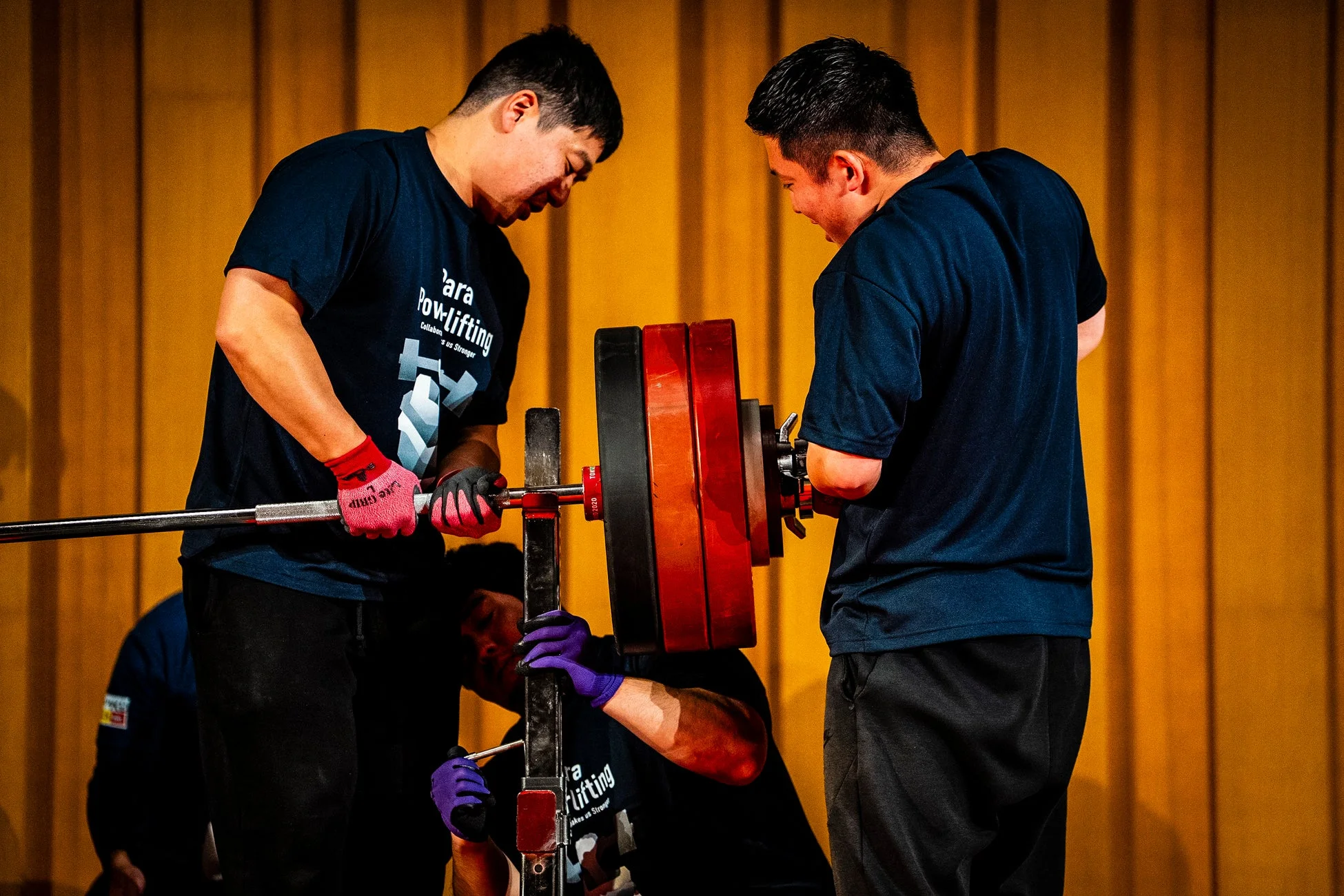 バーベルにウェイトプレートを取り付ける様子