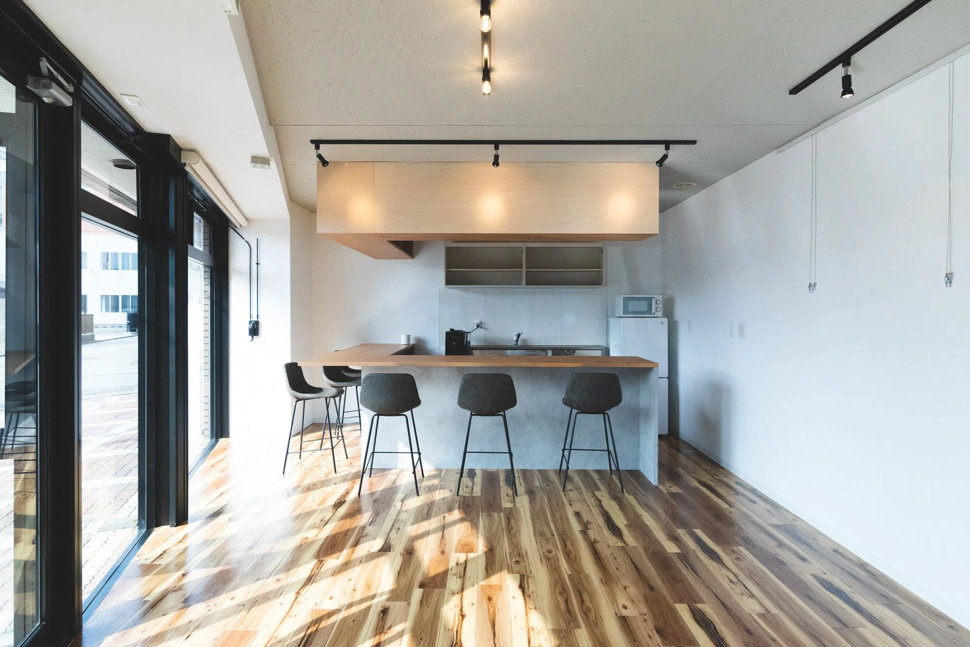 SOCIALSQUARE秋田山王のモダンな内装