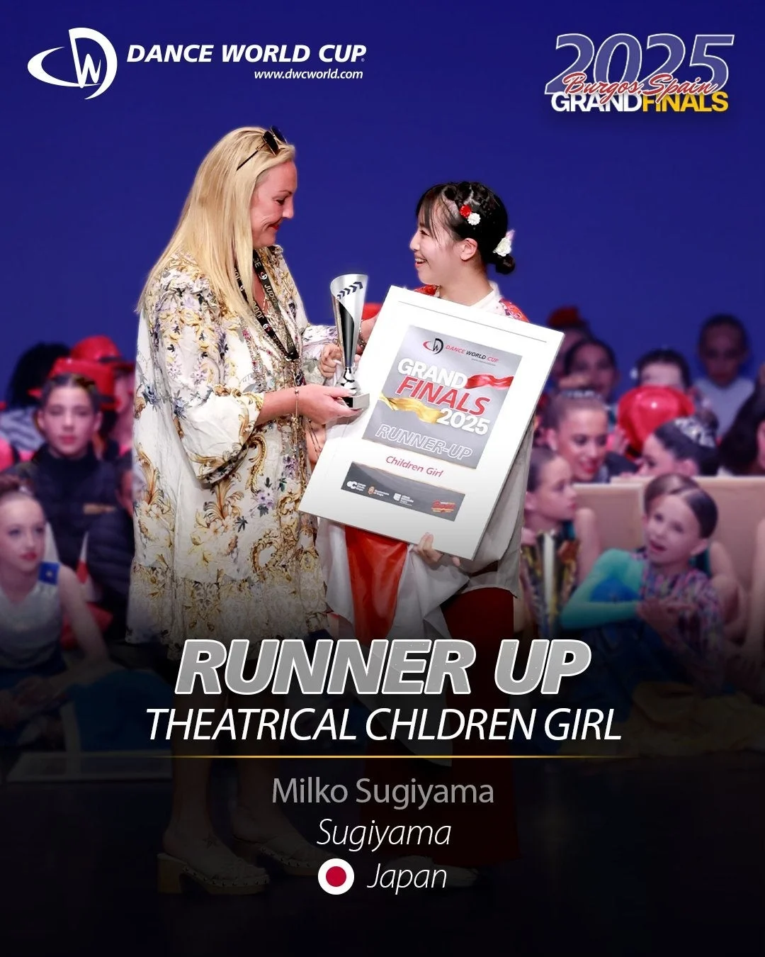 ダンスワールドカップ2025グランドファイナルズの表彰式で「THEATRICAL CHILDREN GIRL」部門の準優勝としてトロフィーと賞状を受け取っている杉山ミルコさん