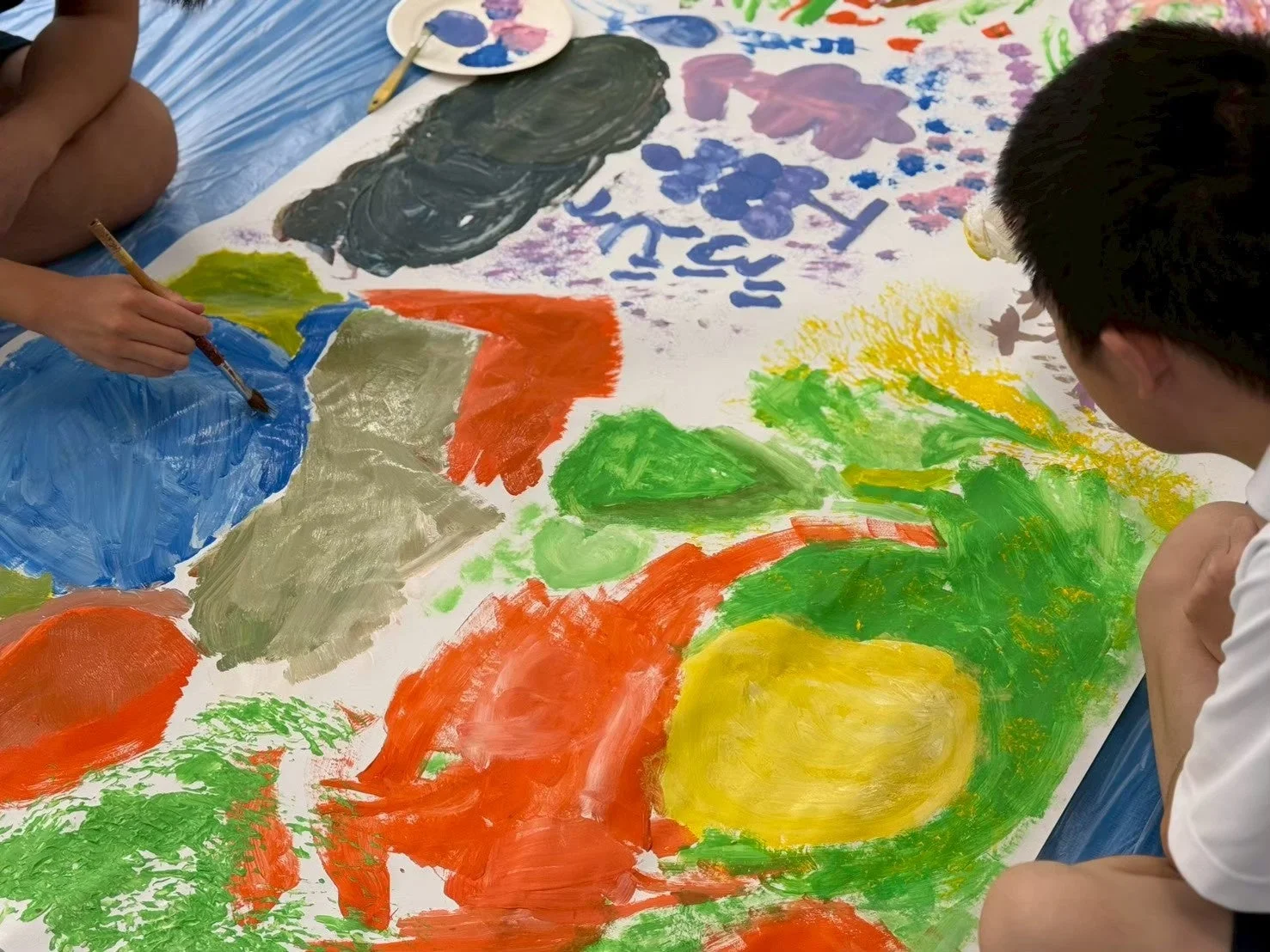 子どもたちが共同で絵を描く様子