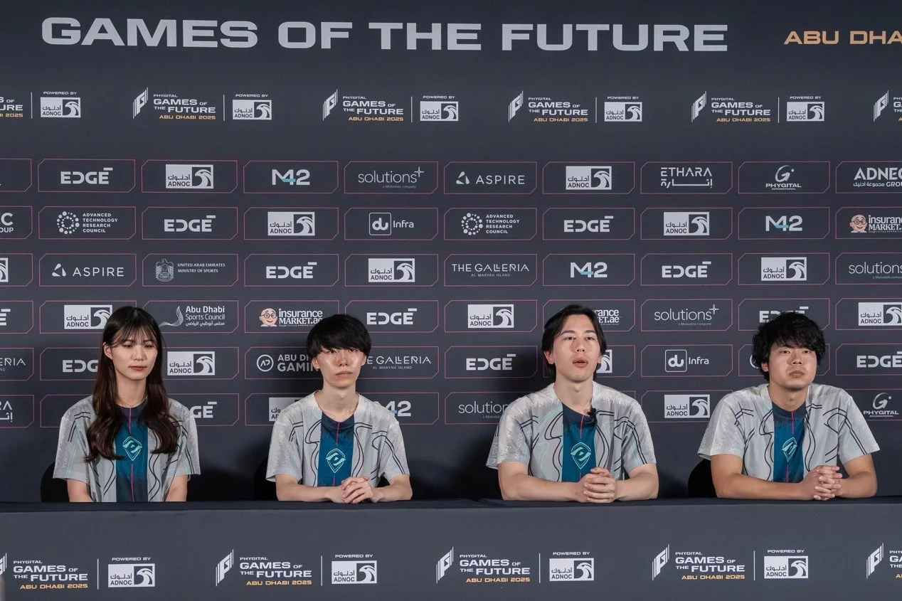 eスポーツの記者会見、またはイベントの一場面と見られる