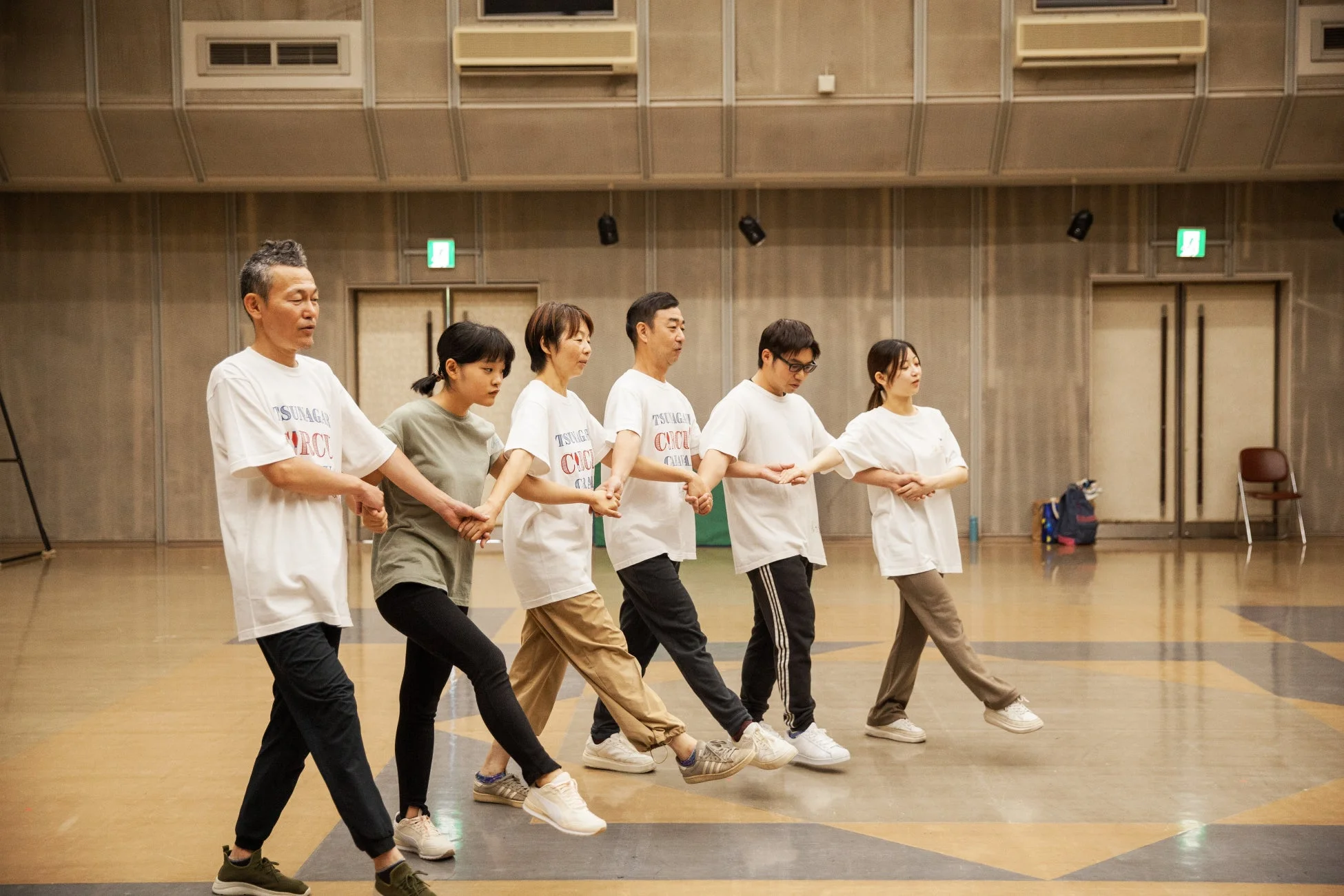 手をつないで歩くグループ