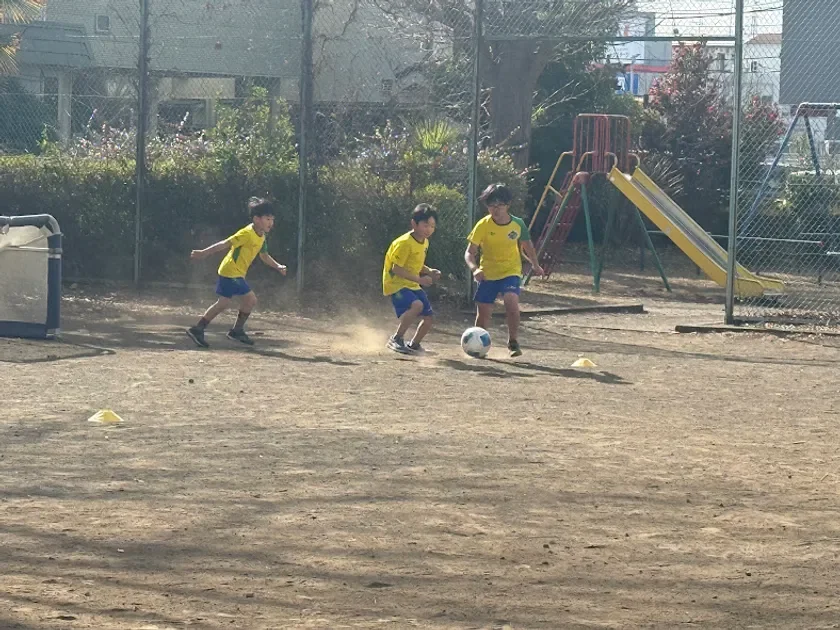 少年たちがサッカーをしている様子