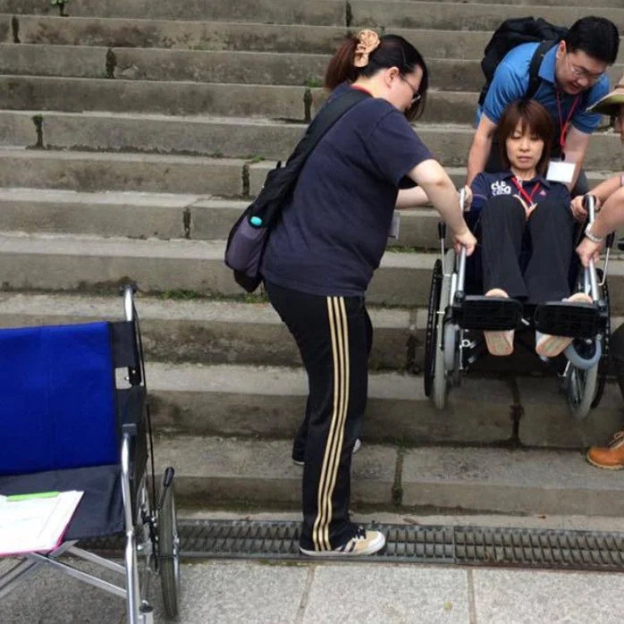 複数人で車椅子を階段で介助する様子