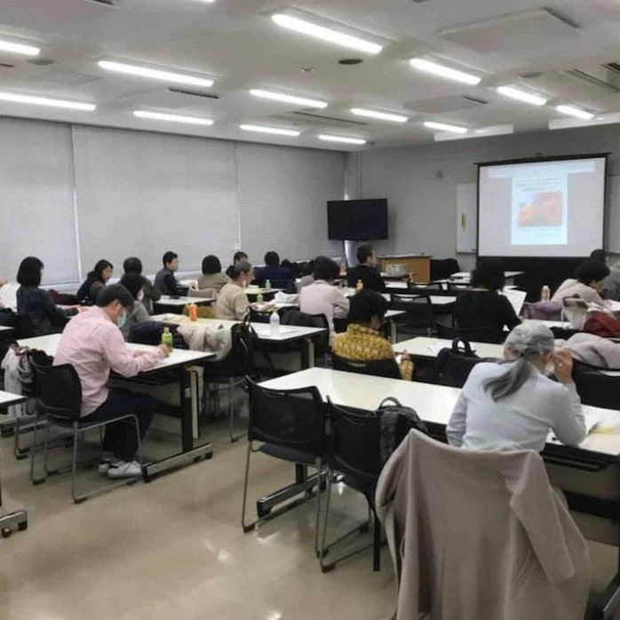 セミナーで多くの参加者が聴講する様子