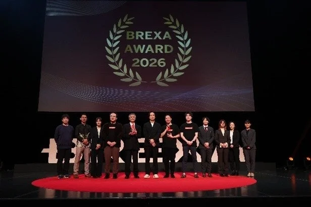 「BREXA AWARD 2026」のロゴが表示されたステージ上の人々
