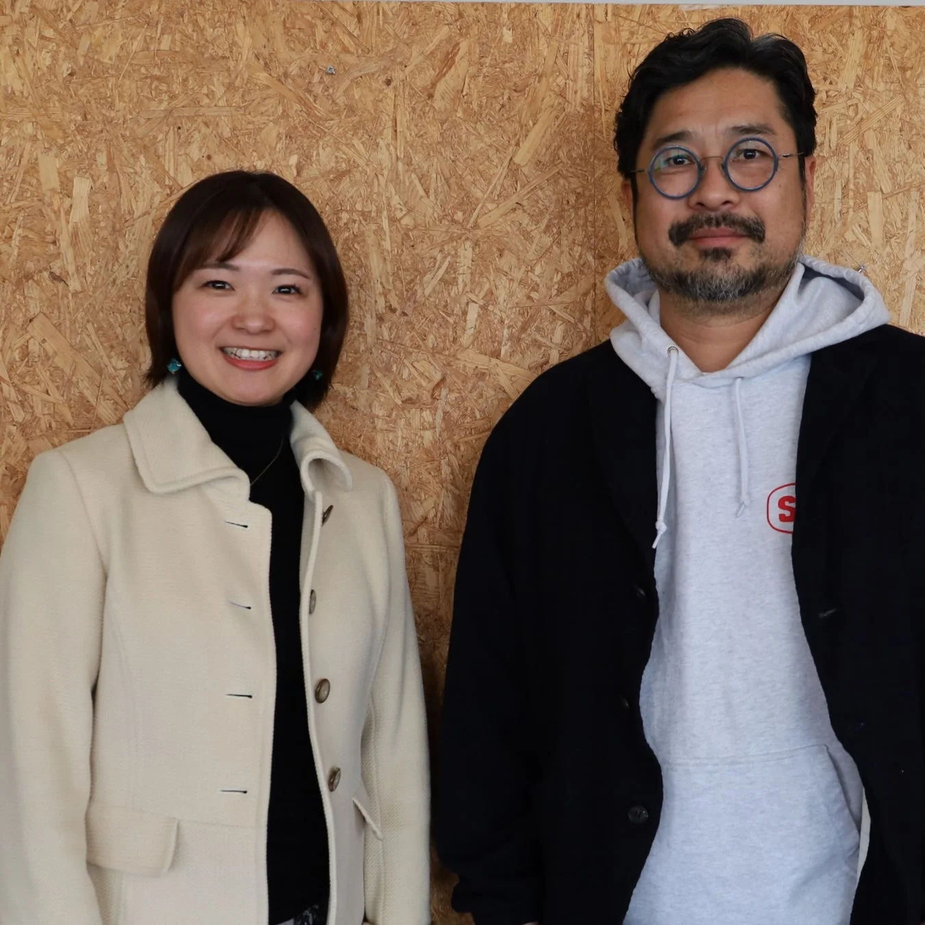 番組MCの馬場拓也氏（右）と山下かおり氏（左）