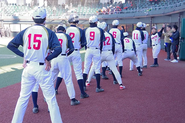 グラウンドに並ぶ選手たち