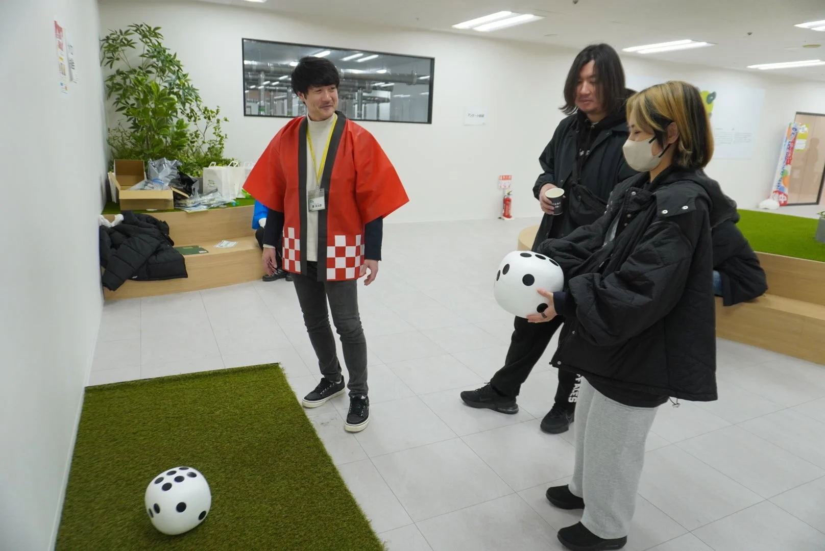 サイコロ抽選会を楽しむ人々