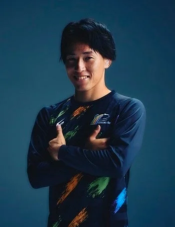 笑顔でカメラを見つめる男性のポートレート。