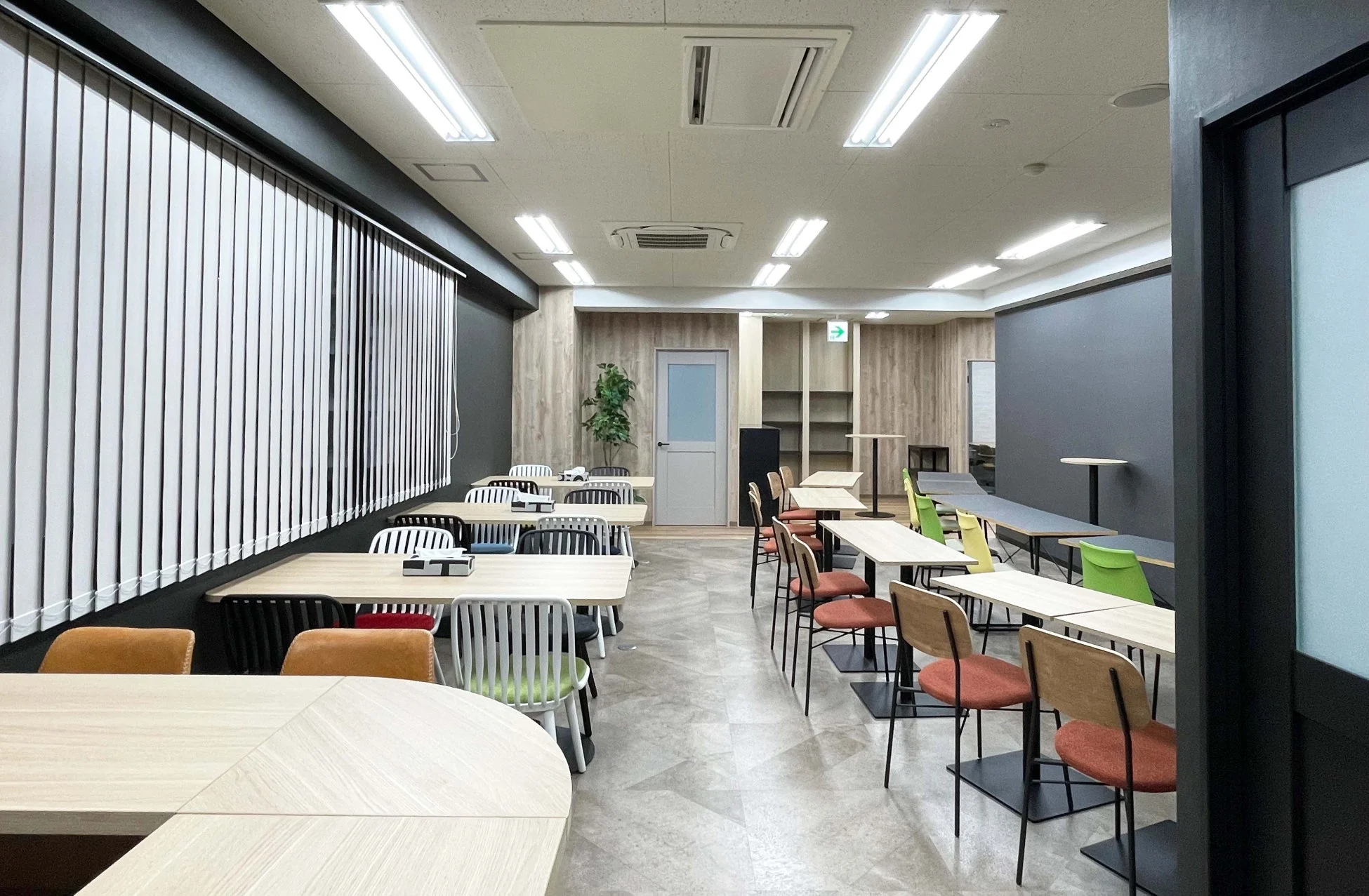 明るいオフィス共有スペース